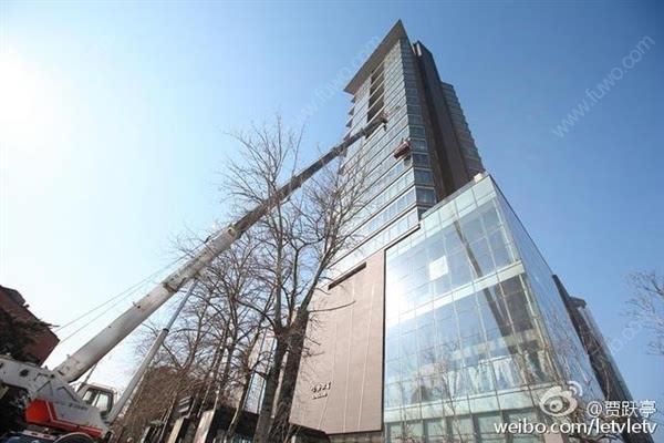 搬家公司怎么把很大的家具搬到高楼里的?